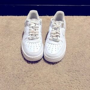 White Air Force 1s W 7 great deal!!